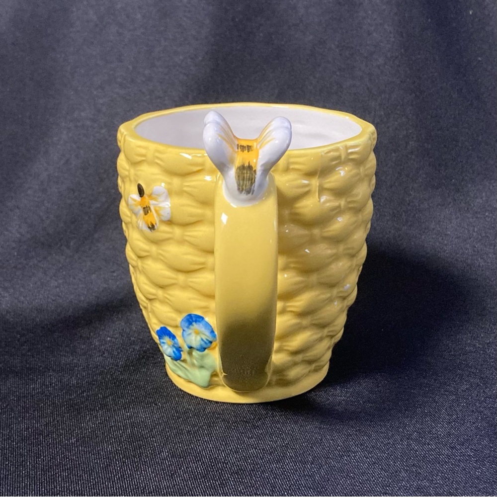 ⭐️ Vintage Bumblebee Nest Wicker Honey Comb 16 oz Ceramic Mug - Picture 4 of 14